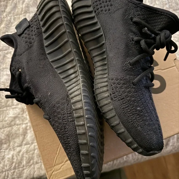 Yeezy sneakers - Picture 2 of 9